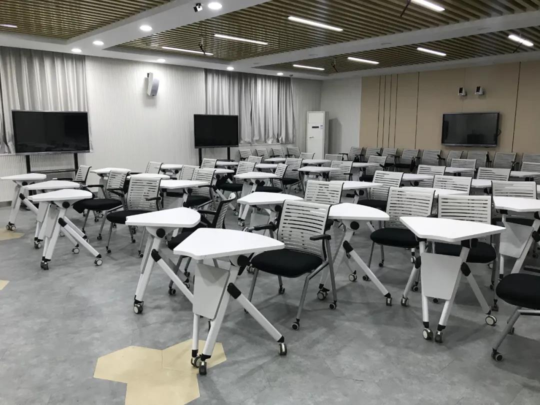 精品課錄播教室，具備4機位錄像系統和6通道錄音系統，配合整體隔音降噪設計，能錄制高品質的在線課程。學校還配備專業的課程錄制間，能支持綠屏摳像、實時導播及后期音視頻剪輯合成。